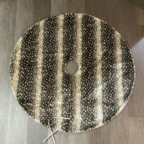 NWOT Faux Deer Tree Skirt - Picture 1 of 6